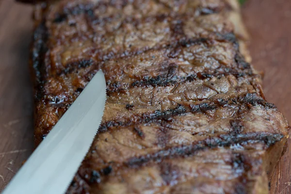 Bife grelhado em tábua de madeira — Fotografia de Stock