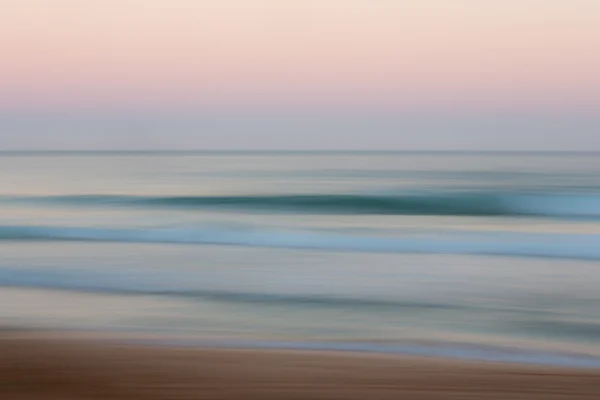 Abstracte zonsopgang oceaan achtergrond met wazig panning beweging Rechtenvrije Stockfoto's