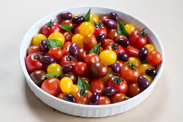 Rustik Heirloom Cherry domates salatası fesleğen ve zeytin ile