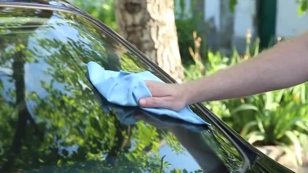 Um homem lava a janela do carro — Vídeo de Stock