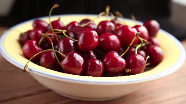 Gotas de agua caen sobre las cerezas — Vídeos de Stock