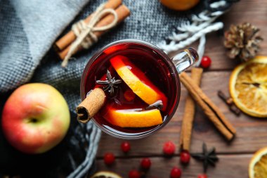 Ahşap bir yüzeyde sıcak aromalı sıcak şarap. Üst görünüm