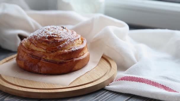 Homemade bun was sprinkled with powdered sugar — Stock Video