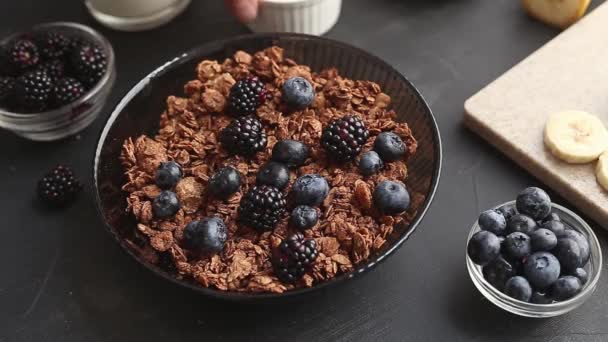 Kahvaltıda böğürtlenli ve fındıklı çikolatalı granola — Stok video