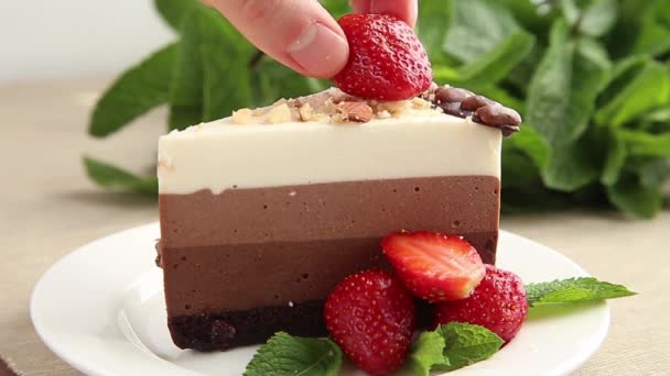 Cheesecake is versierd met munt en aardbeien — Stockvideo