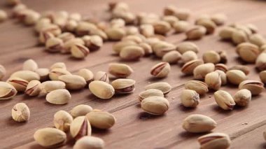 Fıstıklar ahşap zemine düşer.