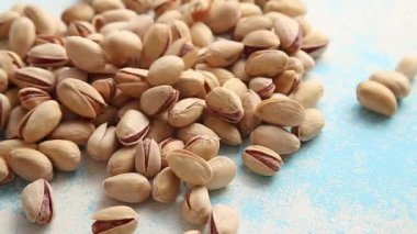 Fıstıklar mavi arkaplana düşüyor