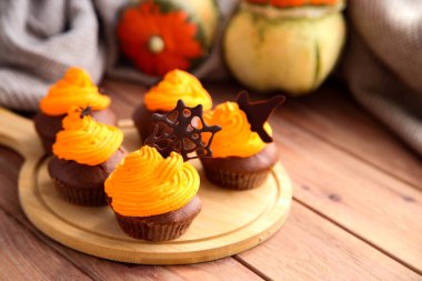 Ahşap kaplamalı Cadılar Bayramı çikolatalı kekler.