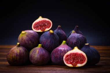 Siyah arka planda lezzetli incirler. Üst Manzara. Dilimler.