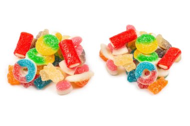 Çeşit çeşit şekerleme. Üst Manzara. Jöleli şekerler. Beyazda izole edilmiş.