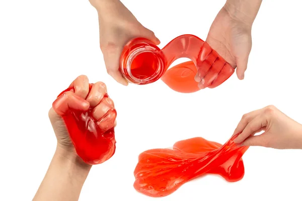 Beyaz ellerle izole edilmiş bir kadının elindeki kırmızı balçık oyuncağı. Üst görünüm. 