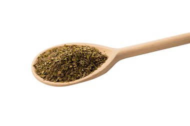 Beyaz arka planda izole edilmiş tahta kaşıkta Oregano baharatı.. 
