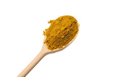 Beyaz arka planda izole edilmiş tahta kaşıkta köri.. 