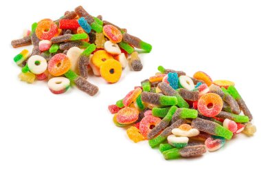 Çeşit çeşit şekerleme. Üst Manzara. Jöleli şekerler. Beyazda izole edilmiş.