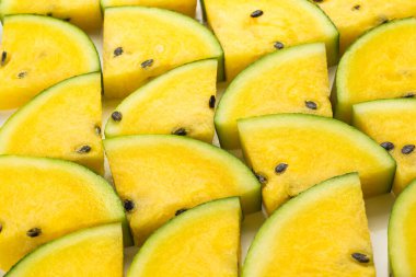 Beyaz arkaplanda izole edilmiş sarı karpuz. 