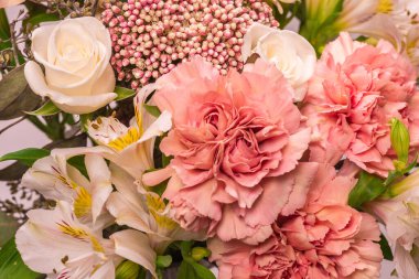 Pembe ambalaj kağıdında yumuşak pembe çiçekler.. 