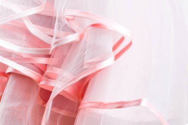 Gelinlik ayrıntıları. Pembe gelinlik yaklaş. 