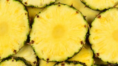Ananas sulu sarı dilimler arka planda. Üst görünüm.