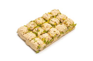 Beyaz arka planda, fıstıklı helva. 