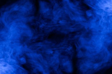 Siyah arka planda mavi buhar. Boşluğu kopyala.