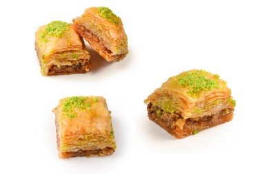 Beyaz arka planda fıstıklı baklava. Tatlı..