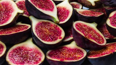 Lezzetli incir arka planı. Üst Manzara. Dilimler.  