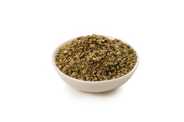 Beyaz arka planda izole edilmiş bir kâsede Oregano.. 
