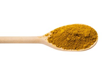 Beyaz arka planda izole edilmiş tahta kaşıkta köri.. 