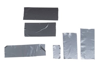 Beyaz arka planda izole edilmiş gümüş koli bandı parçaları. Üst görünüm. 
