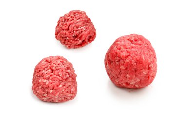 Beyaz arkaplanda çiğ et topları izole.