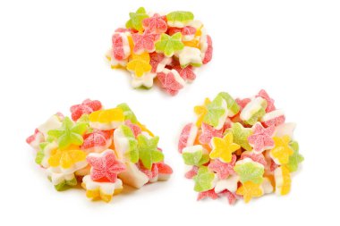 Sulu renkli jöle yıldızları beyazda izole edilmiş şekerler. Şekerleme.. 