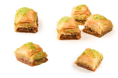 Beyaz arka planda fıstıklı baklava. Tatlı..