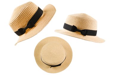 Siyah pruvalı hasır şapka beyaz arkaplanda izole. 