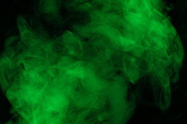 Siyah arka planda yeşil buhar. Boşluğu kopyala.