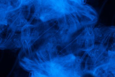 Siyah arka planda mavi buhar. Boşluğu kopyala.