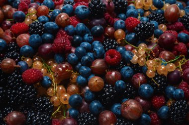 Bektaşi üzümü, yabanmersini, dut, ahududu, beyaz arka planda izole edilmiş beyaz ve kırmızı üzümler. 