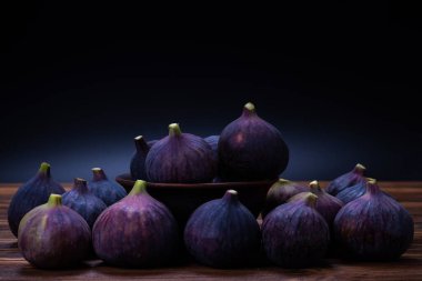 Siyah arka planda lezzetli incirler. Üst Manzara. Dilimler.