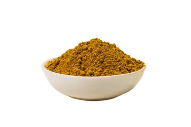 Beyaz arka planda izole edilmiş bir kasede köri.. 