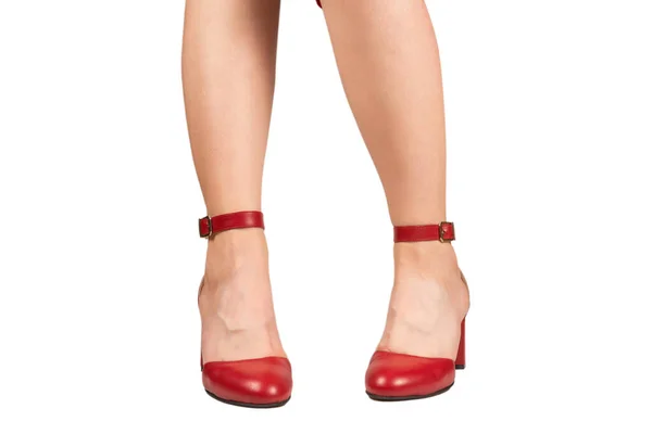 白い背景に隔離されたかかとのレトロな赤いサンダルの女性の足 — ストック写真