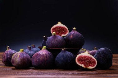 Siyah arka planda lezzetli incirler. Üst Manzara. Dilimler.