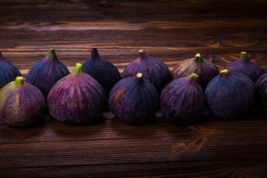 Siyah arka planda lezzetli incirler. Üst Manzara. Dilimler.