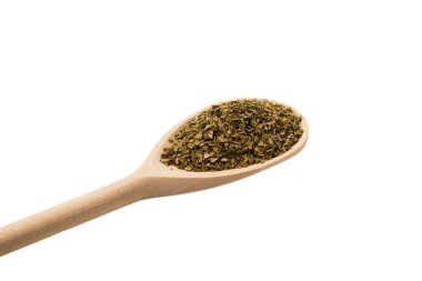 Beyaz arka planda izole edilmiş tahta kaşıkta Oregano baharatı.. 