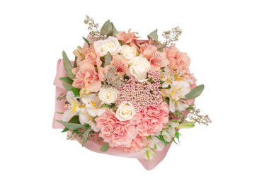 Pembe ambalaj kağıdında yumuşak pembe çiçekler.. 