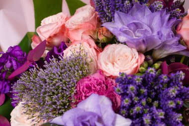 Pembe ambalaj kağıdında yumuşak pembe çiçekler.. 