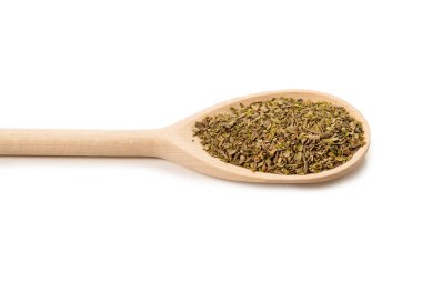 Beyaz arka planda izole edilmiş tahta kaşıkta Oregano baharatı.. 