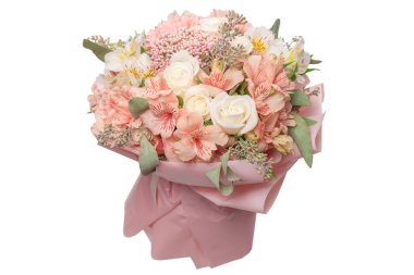 Pembe ambalaj kağıdında yumuşak pembe çiçekler.. 