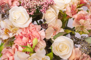 Pembe ambalaj kağıdında yumuşak pembe çiçekler.. 