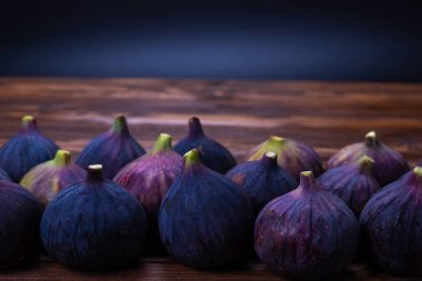 Siyah arka planda lezzetli incirler. Üst Manzara. Dilimler.