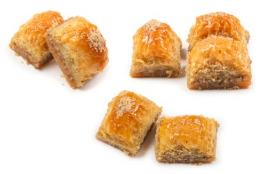 Beyaz arka planda izole edilmiş enfes tatlı baklava. Üst görünüm.