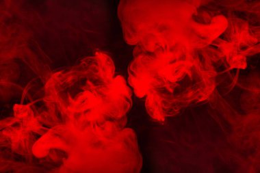 Siyah arka planda kırmızı buhar. Boşluğu kopyala.